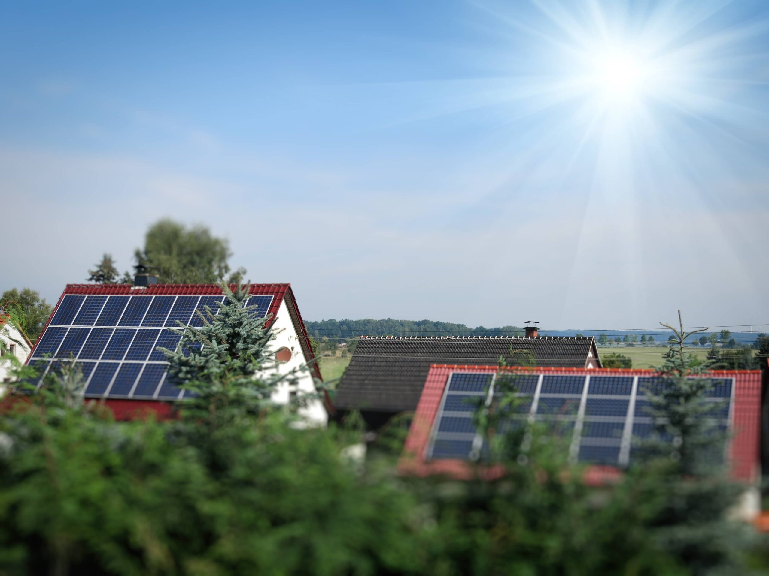 panneaux solaires sur toits de maisons en Wallonie