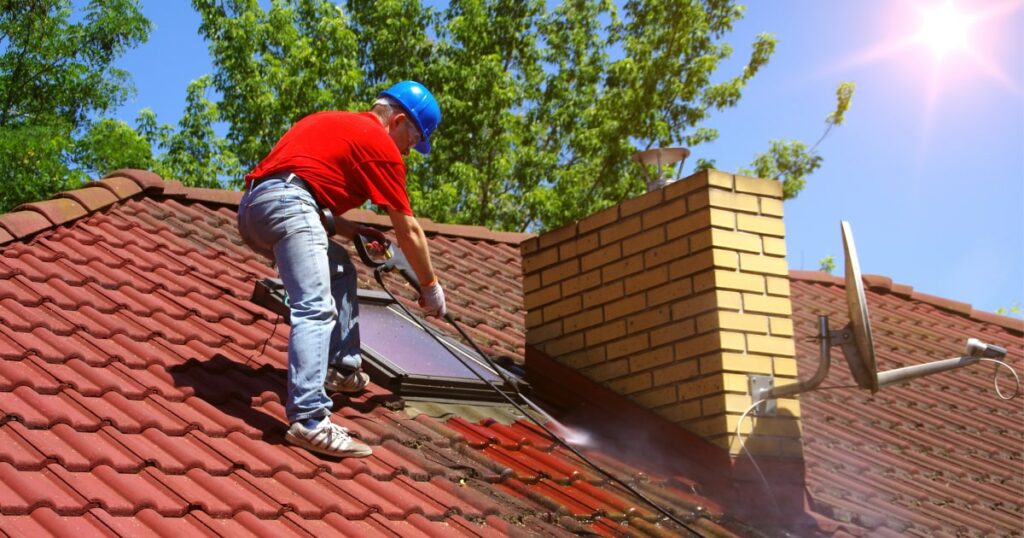 Professionnel faisant le démoussage de son toit