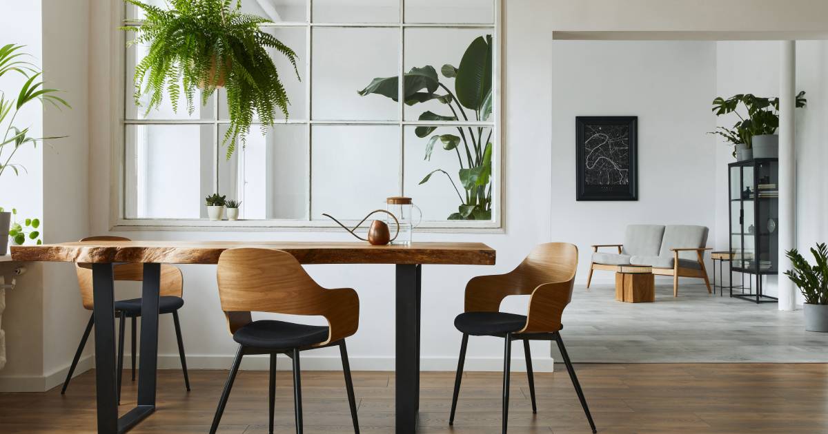 Salle à manger avec le salon au bout