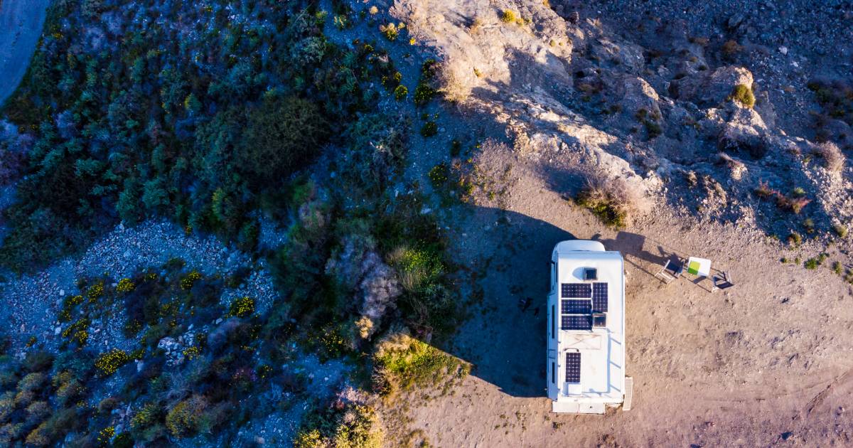 Camping en train de recharger ses batteries avec des panneaux solaires en plein désert