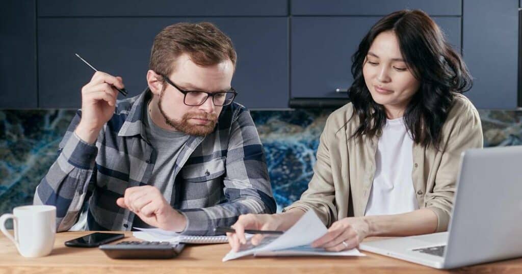 Deux personnes essayant de diminuer ses factures d'électricité