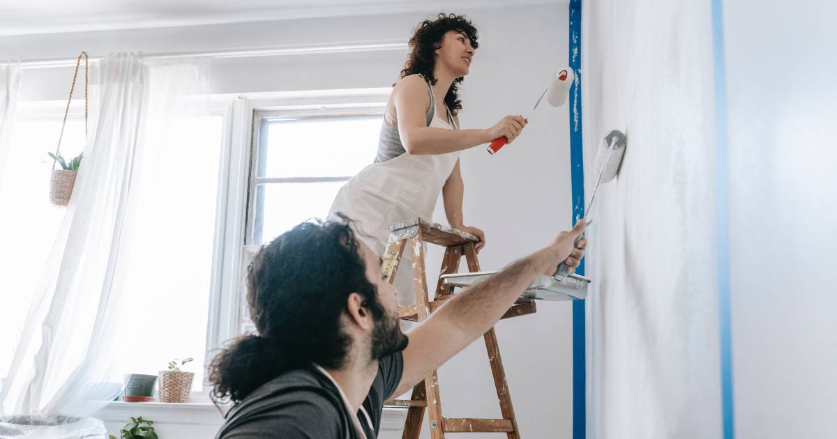 Couple faisant des travaux de renovation intérieur