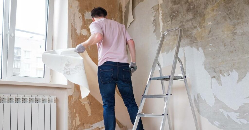 Homme faisant des travaux dans son intérieur