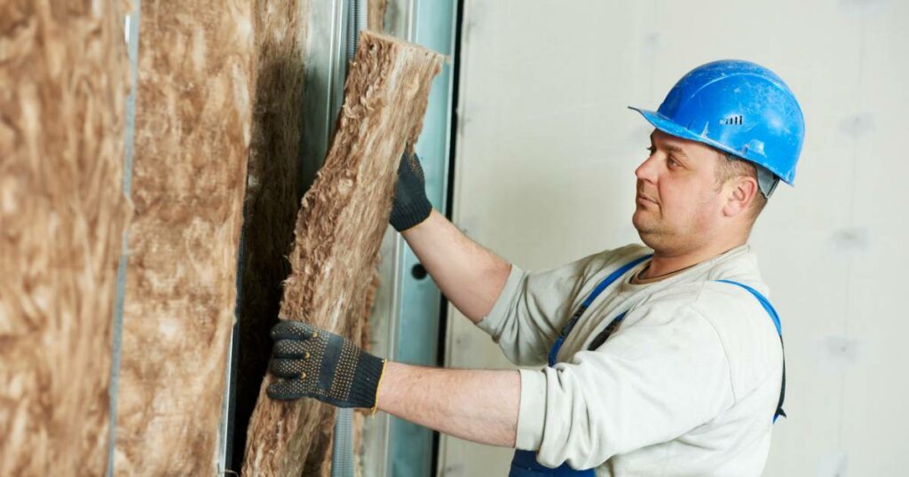 Homme isolant un mur intérieur