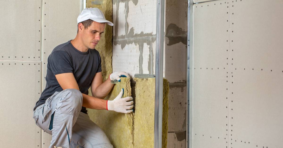 homme isolant un mur intérieur