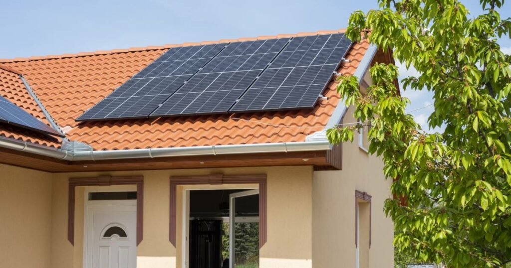 panneau solaire sur une maison avec des tuiles rouges