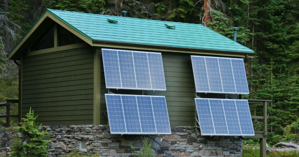 panneaux solaires sur une maison avec un toit bleu