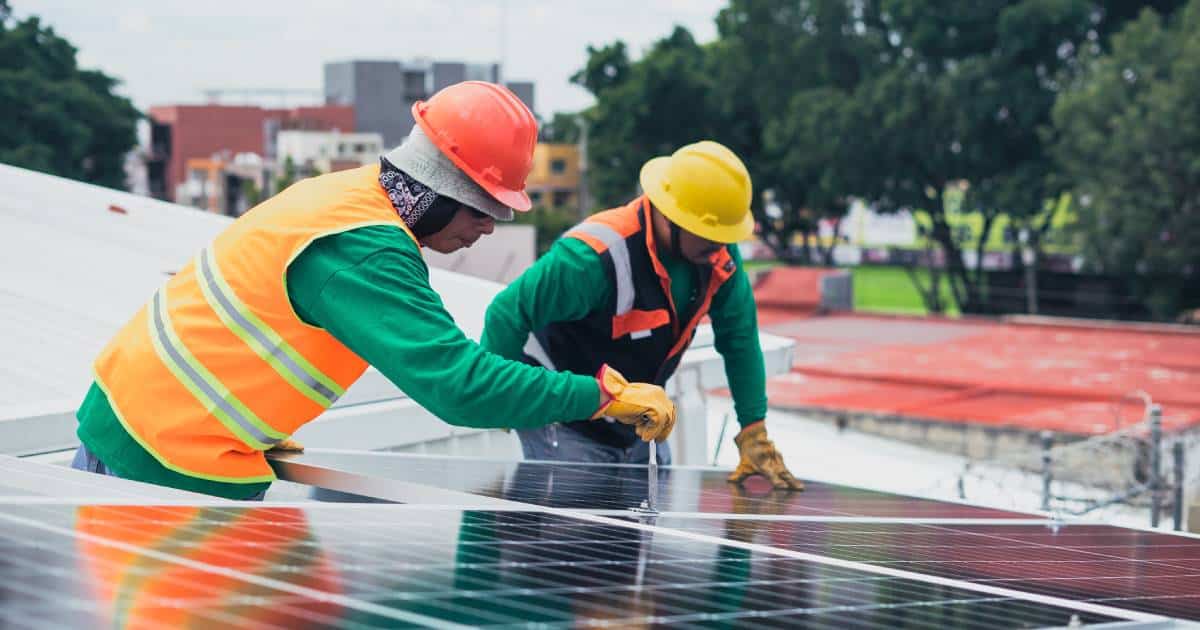 Des réparateurs de panneaux solaires