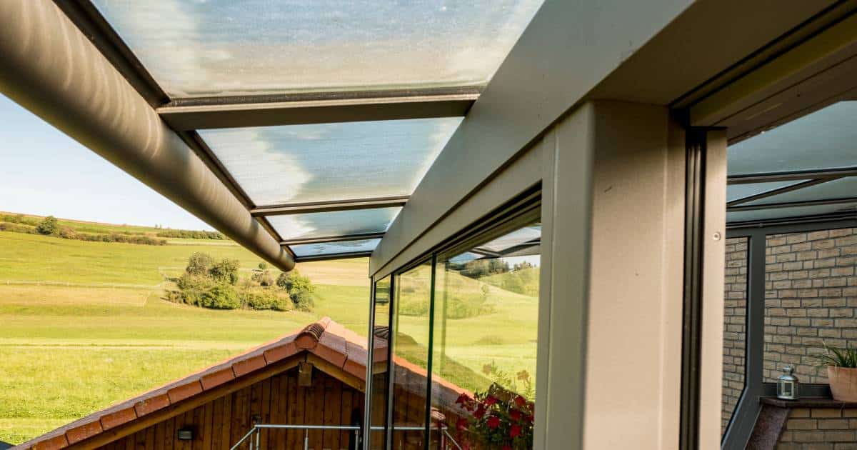 Une baie vitrée en aluminium gris