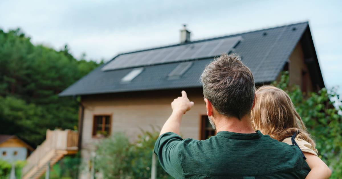 père qui montre à sa fille que les panneaux solaires sont un investissement pour l'avenir