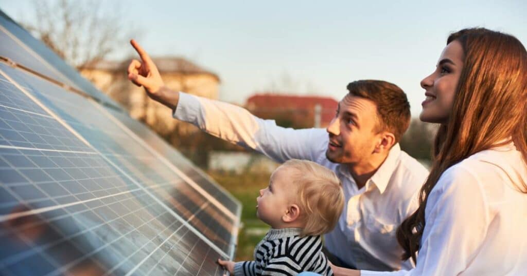 Famille avec des panneaux solaires