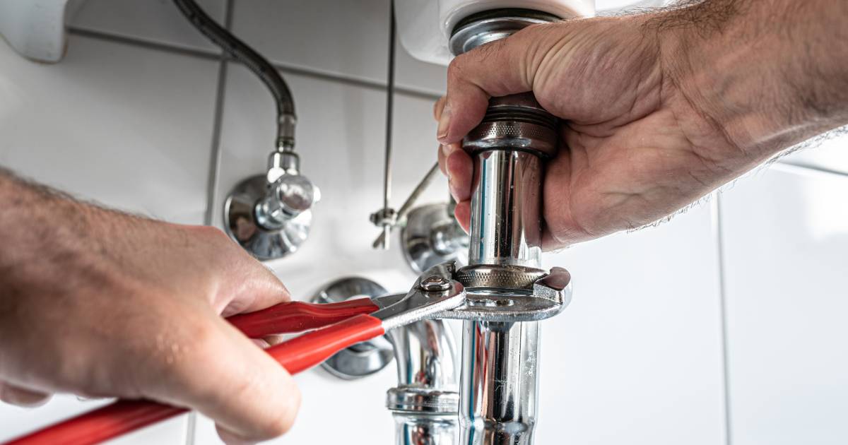 Homme réparant une fuite d'eau