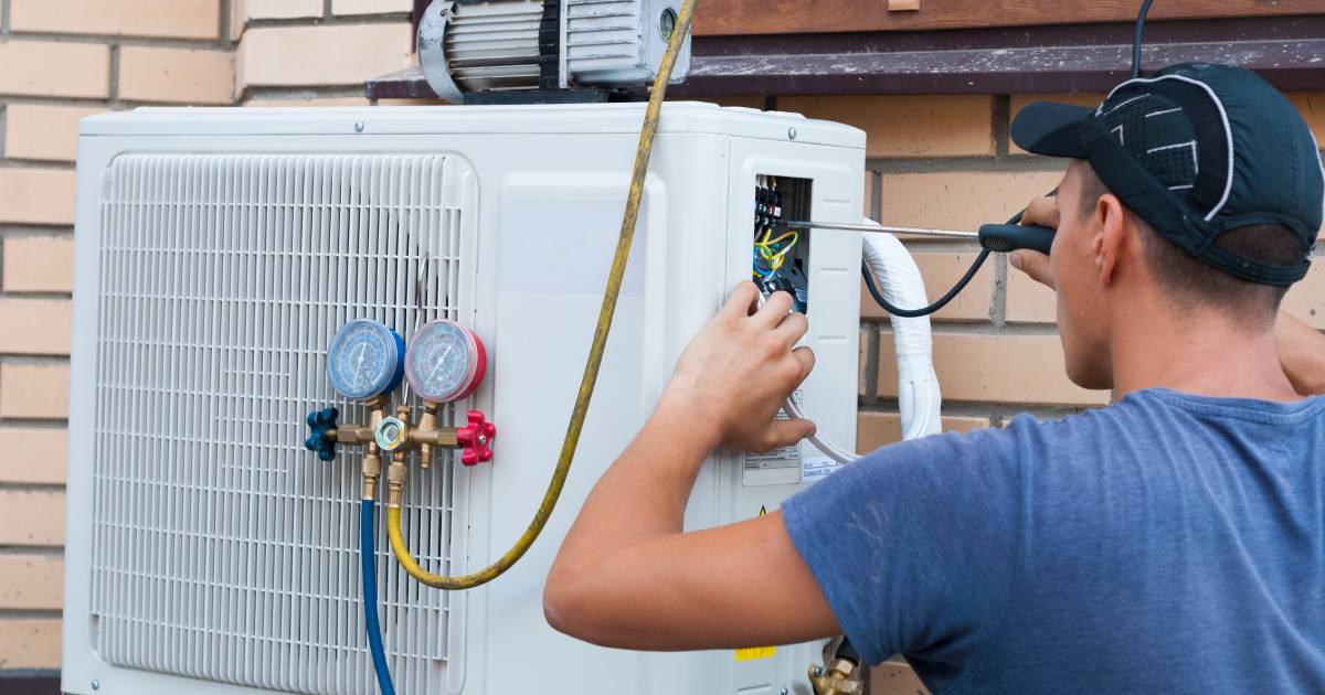 Un installateur de pompe à chaleur 