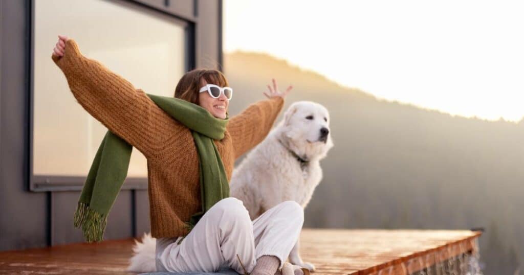 femme dans une tiny house avec son chien