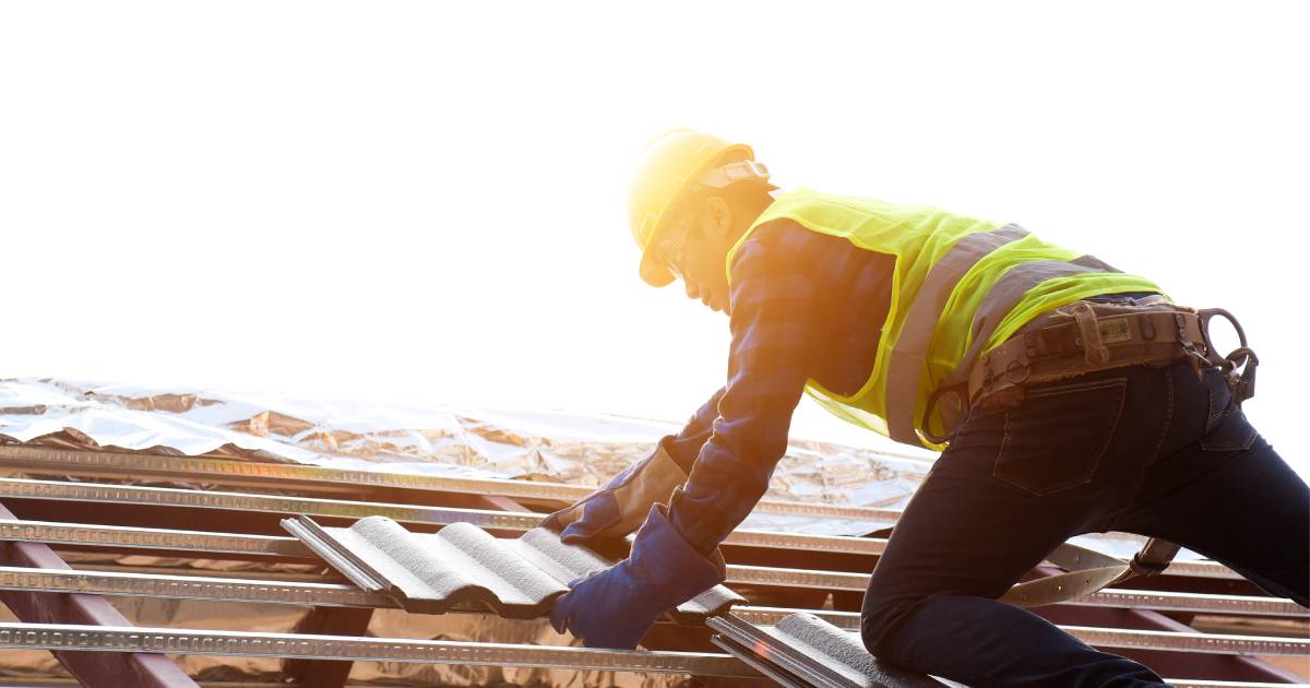 homme travaillant à l'isolation d'un toit