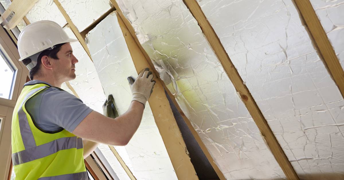 Homme isolant un bâtiment agricole