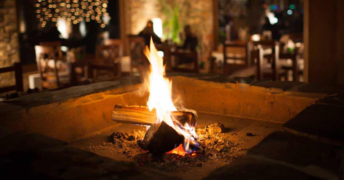 ambiance chaleureuse dans le chalet avec un feu ouvert