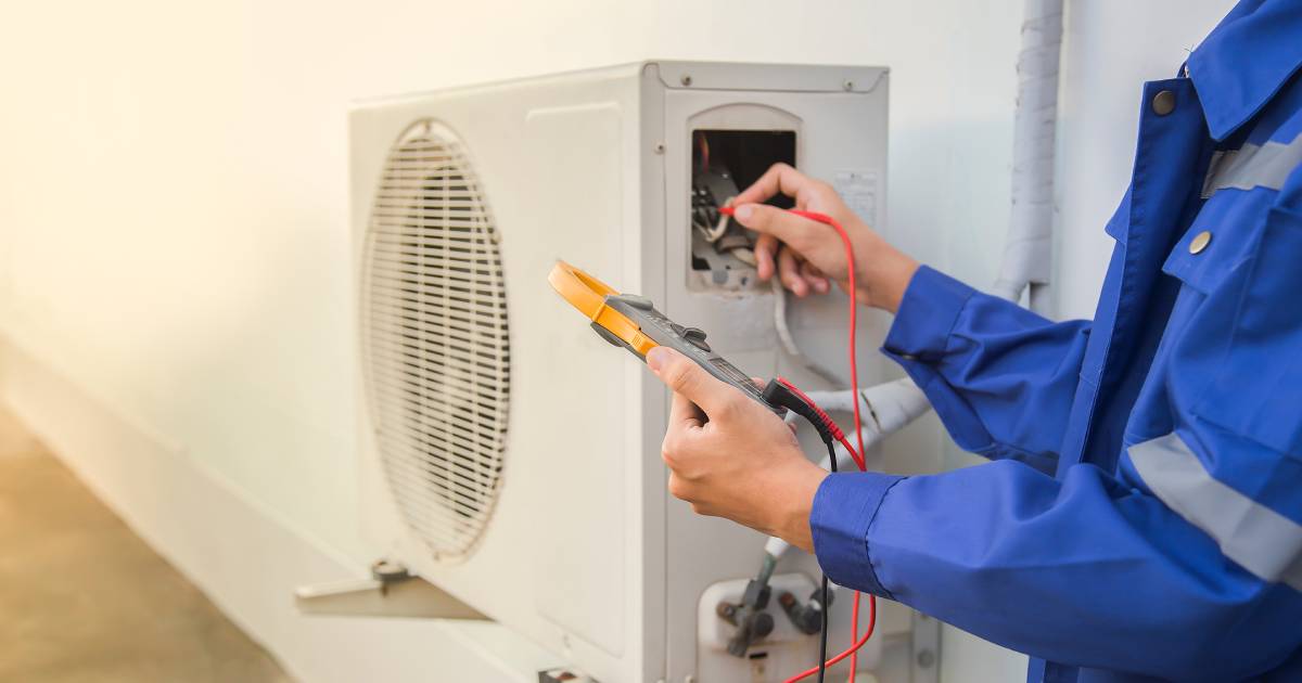 homme réparant une pompe à chaleur