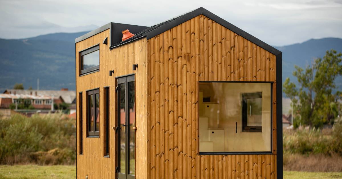 une tiny house avec un bois brun