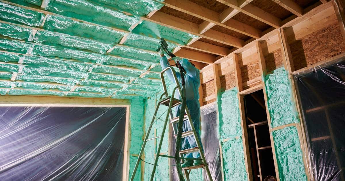 Homme appliquant du polyuréthane sur un toit plat