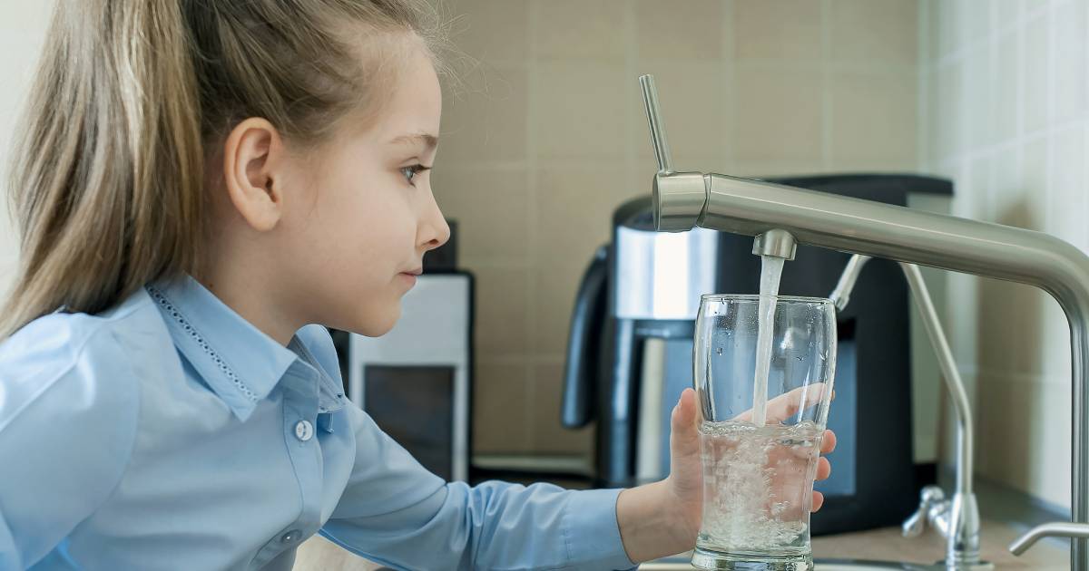 petite fille qui boit de l'eau 