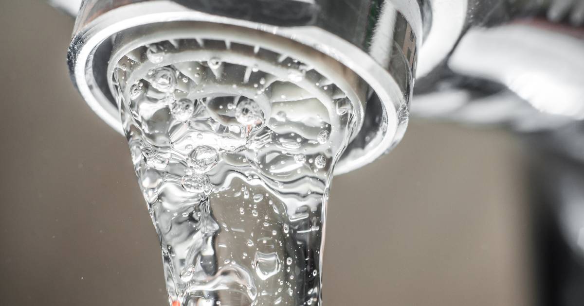 eau douce sortant d'un robinet