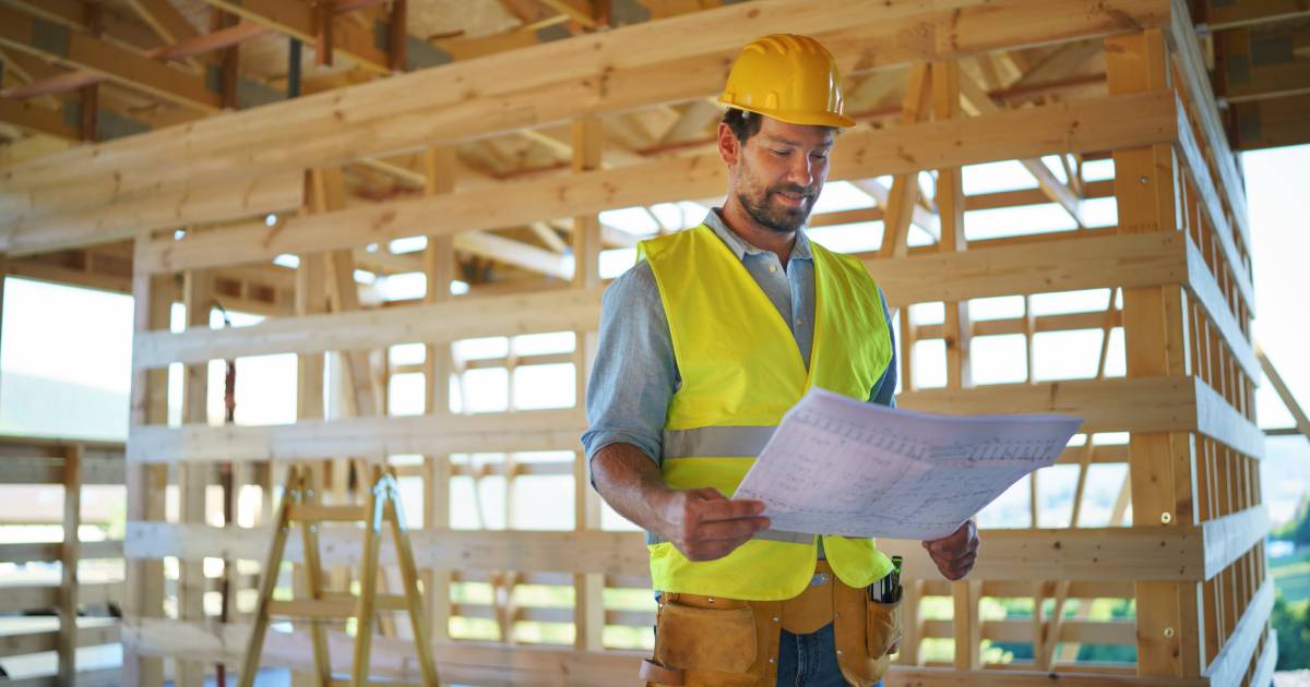 Homme faisant une maison écologique