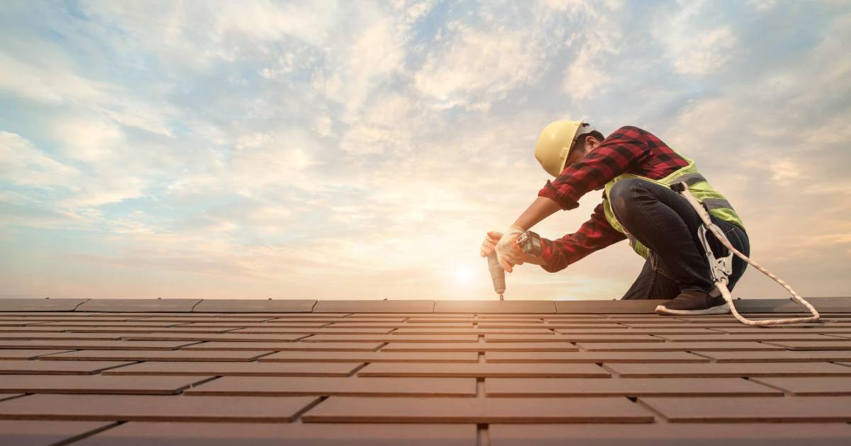 homme travaillant sur une toiture