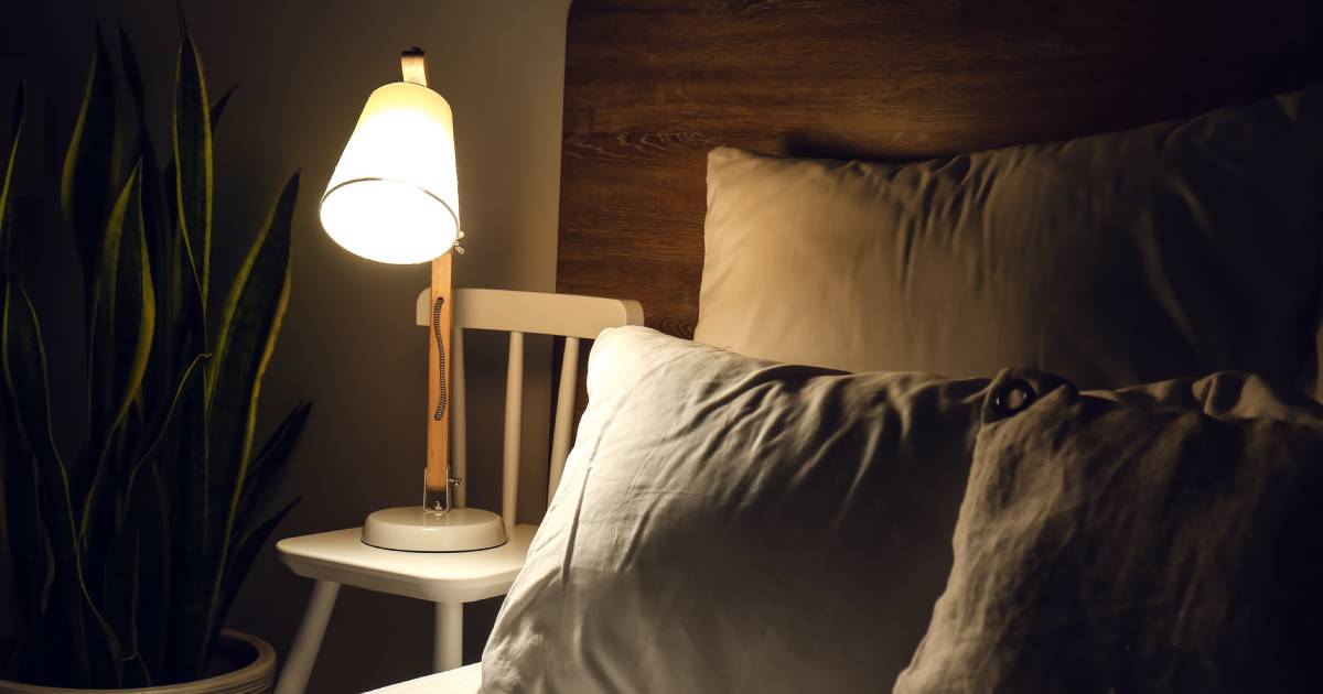 lampe de chevet à coté d'un lit