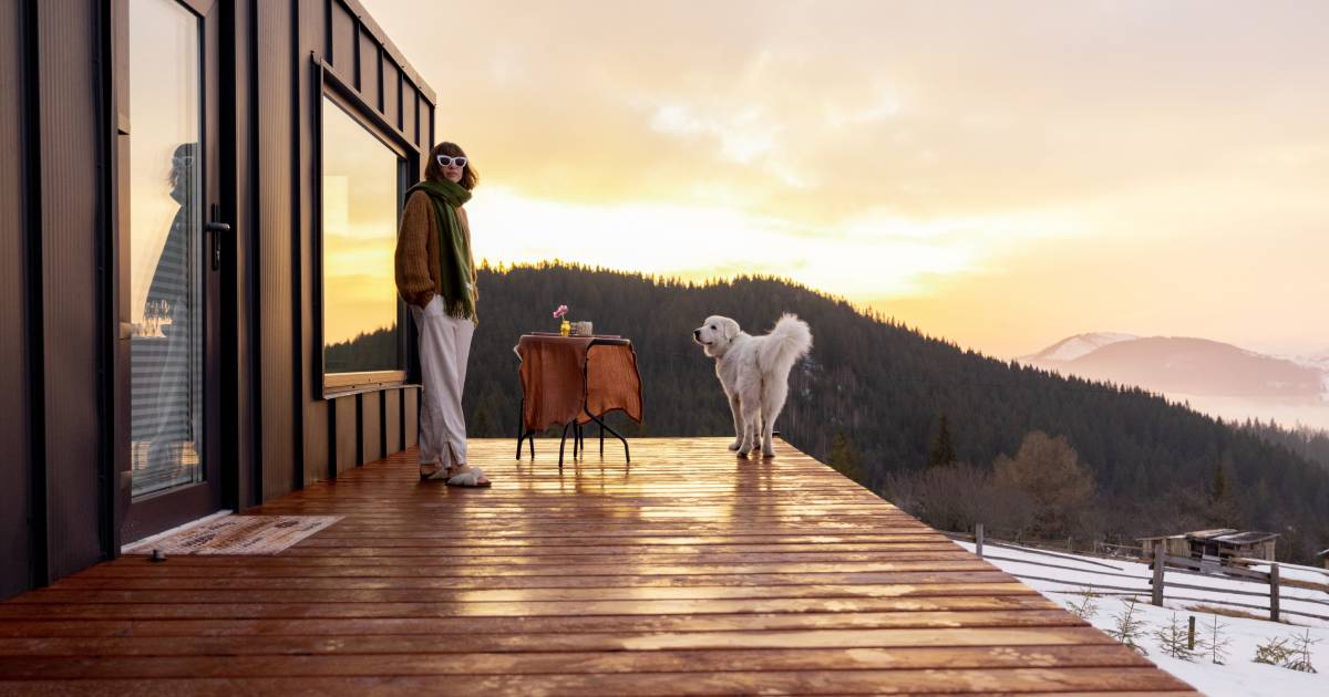 Femme avec une tiny house en hiver