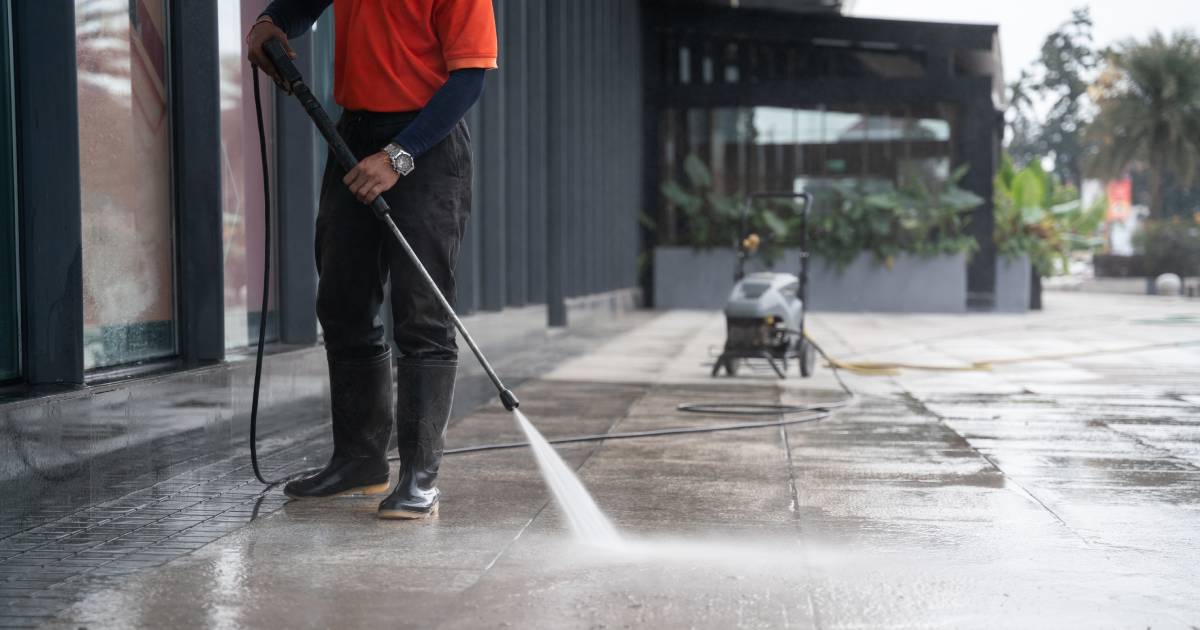 un nettoyage de terrasse en béton
