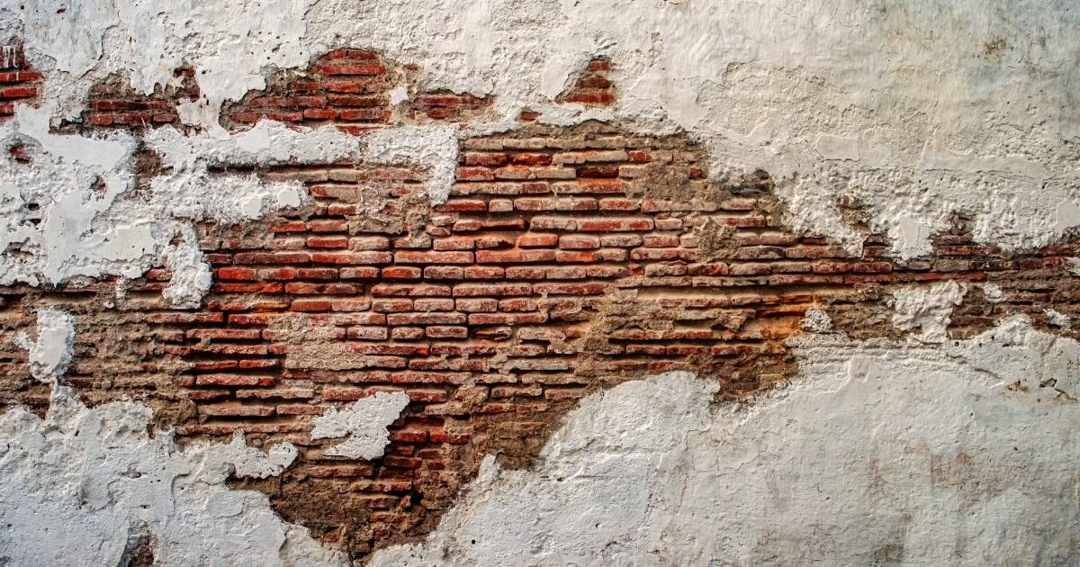 mur en brique humide