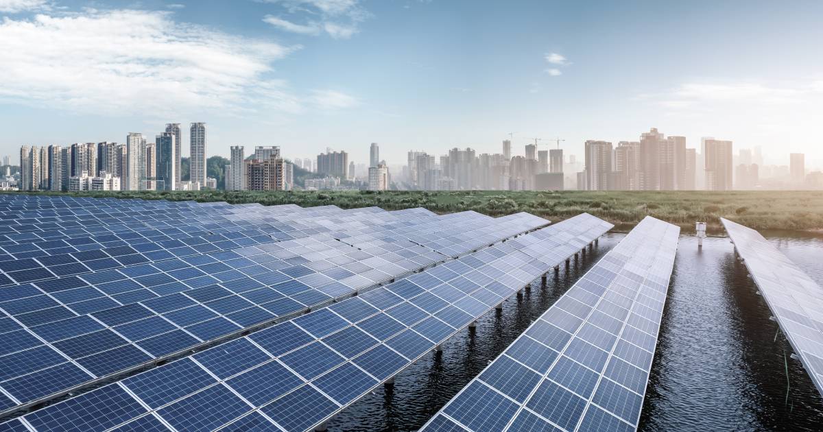 Ville avec des panneaux solaires