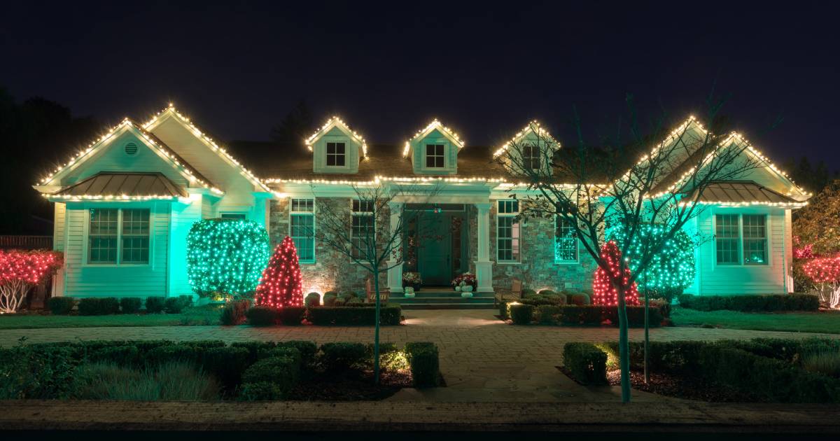 Façade de maison bien décorée pour Noël