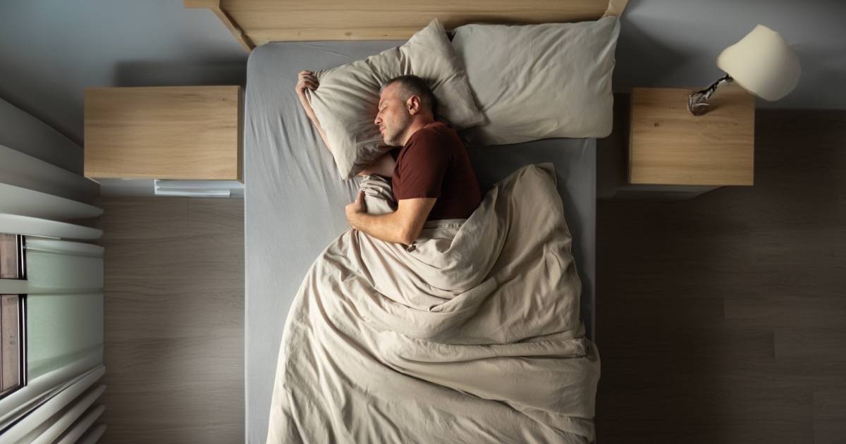 homme dormant sur un matelas