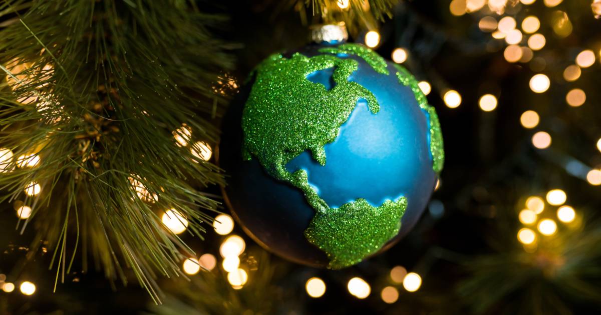 une boule de noël en forme de terre