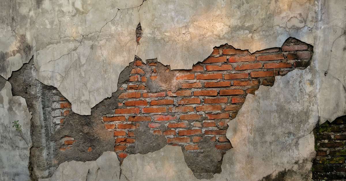 mur intérieur en brique humide