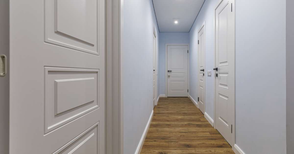 une porte blanche