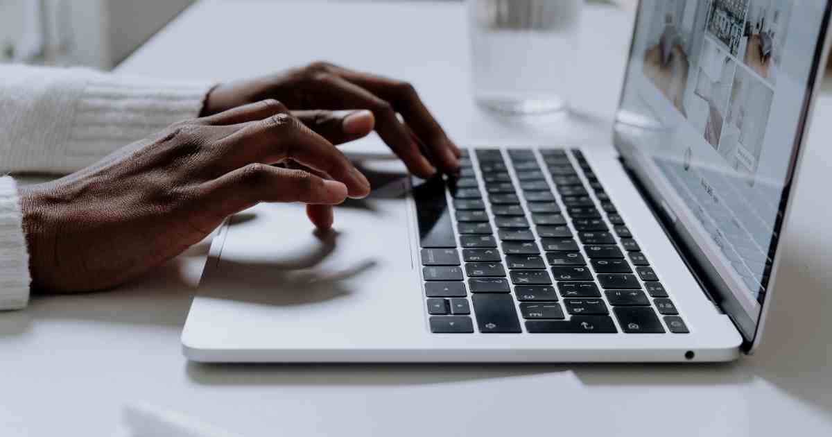 Mme qui écrit un article.